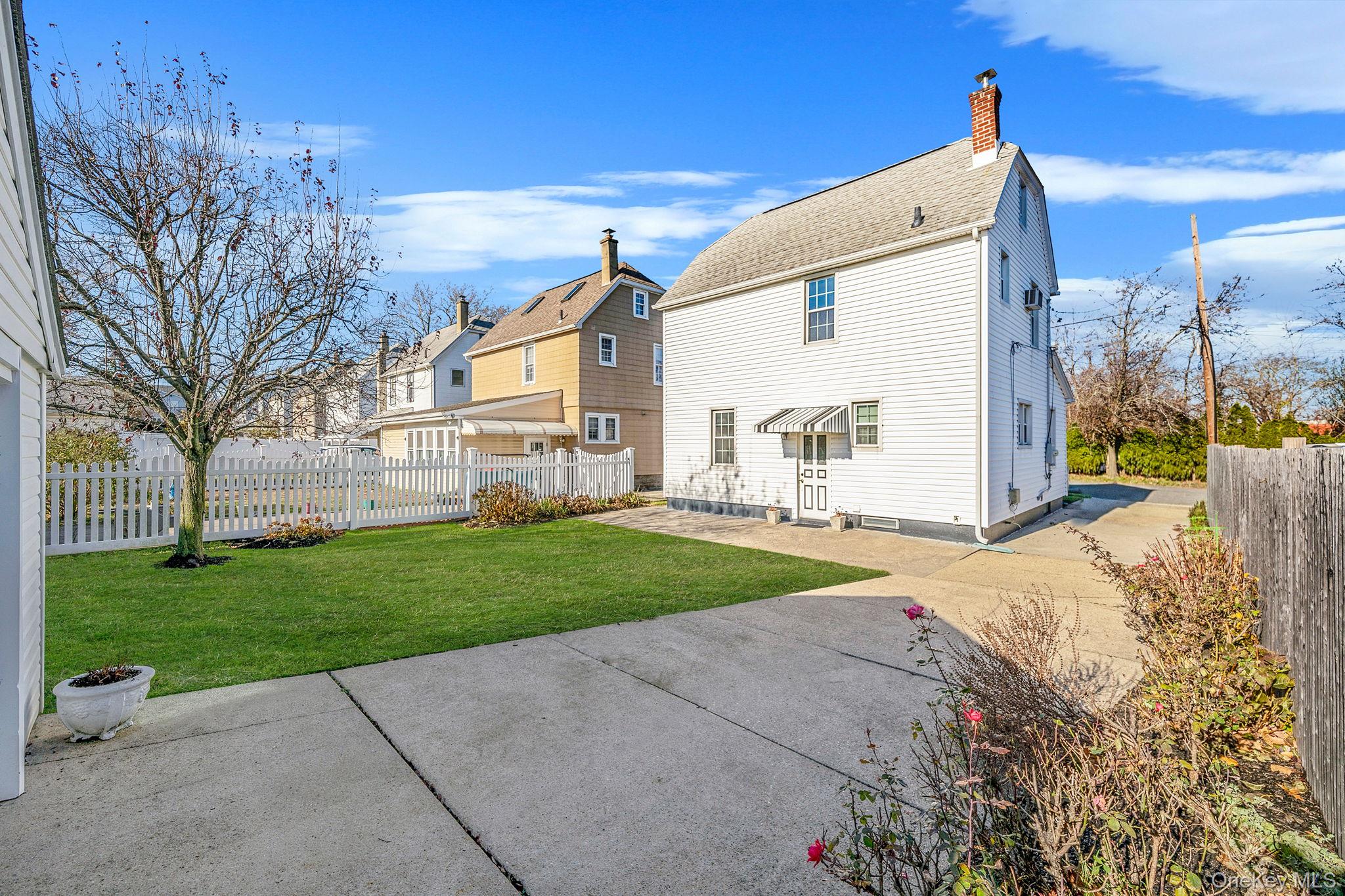 12 Hawthorne Street, Williston Park, NY 11596