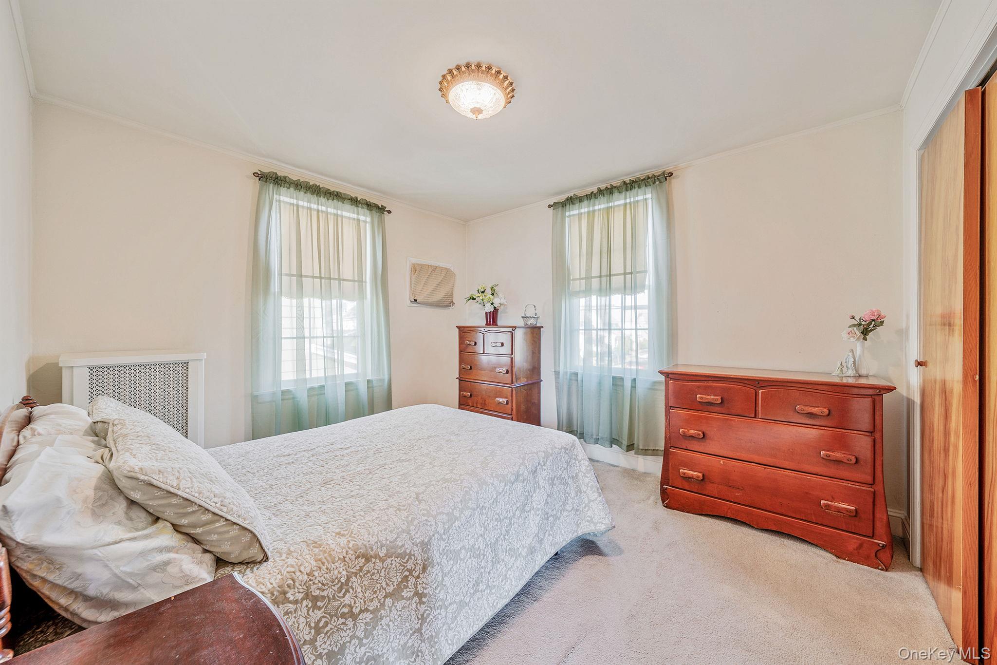 12 Hawthorne Street, Williston Park, NY 11596