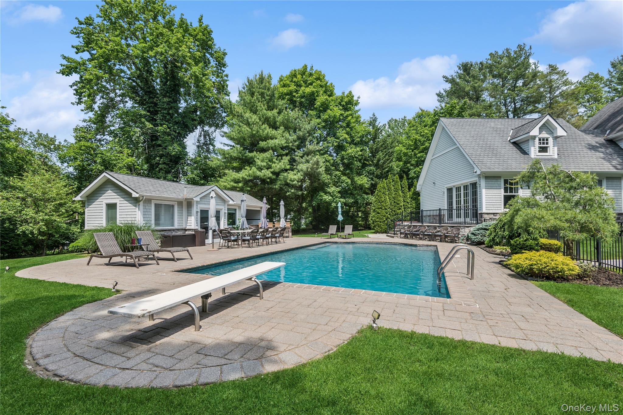 3 The Brae, Woodbury, NY 11797