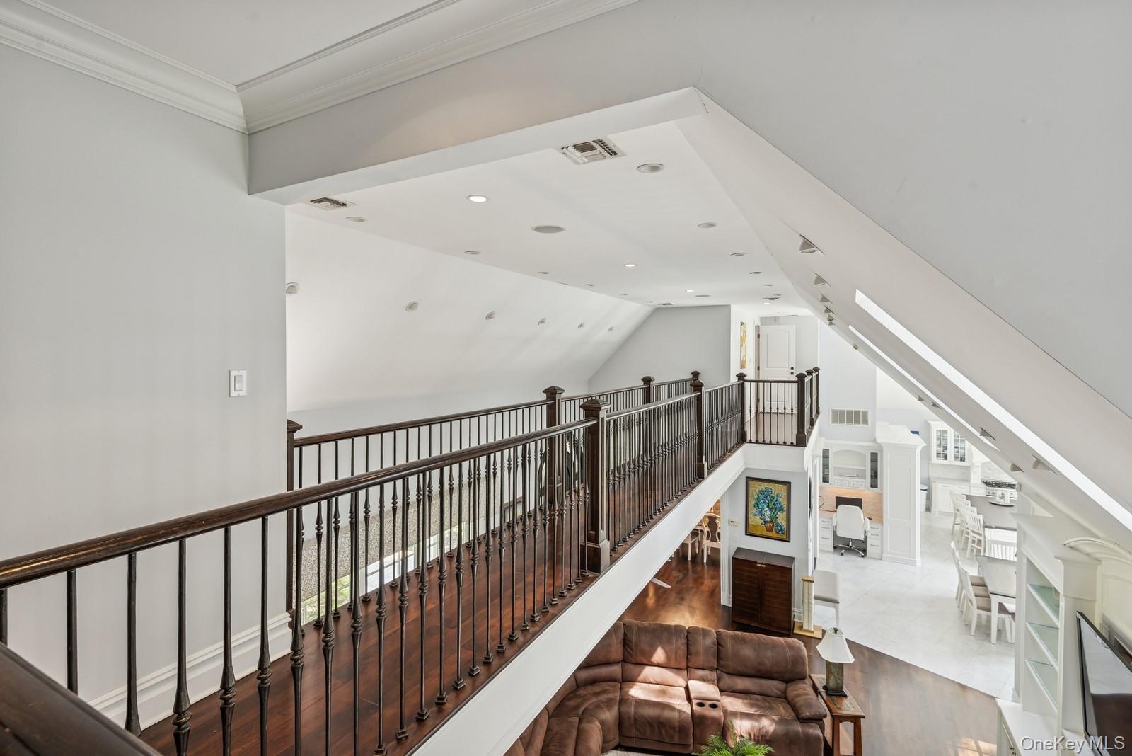 3 The Brae, Woodbury, NY 11797