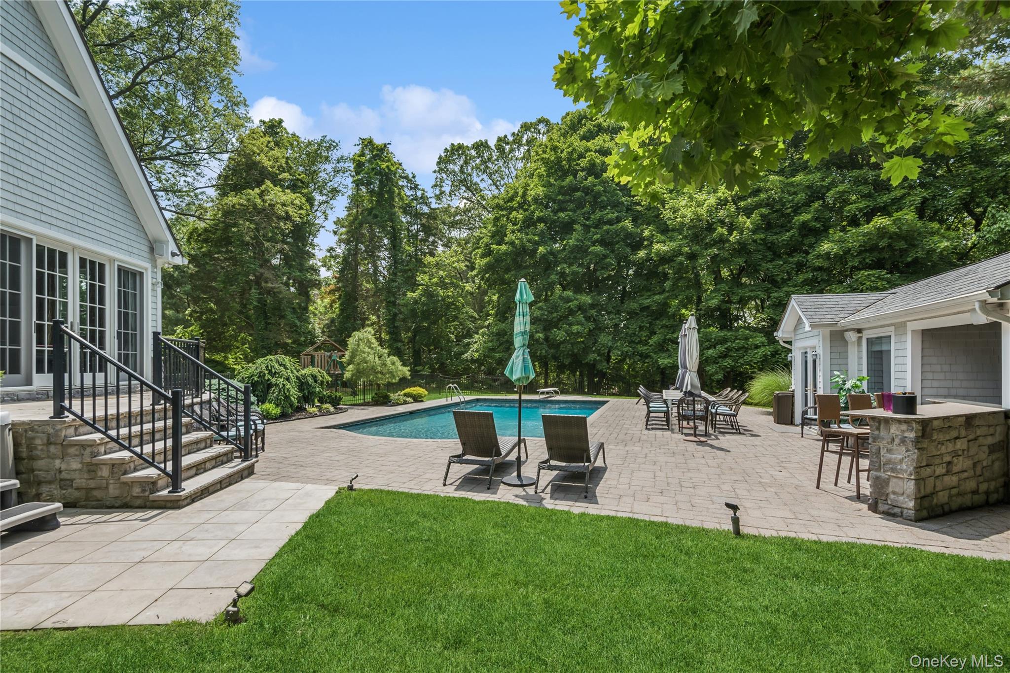 3 The Brae, Woodbury, NY 11797