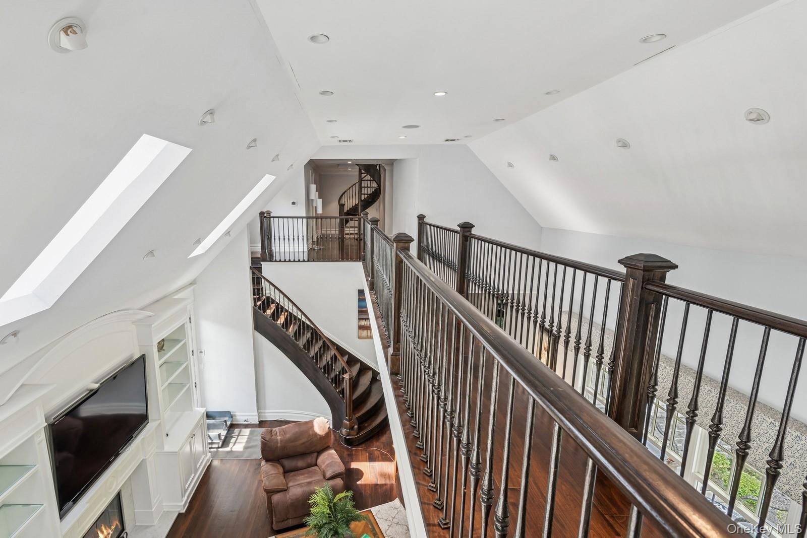 3 The Brae, Woodbury, NY 11797