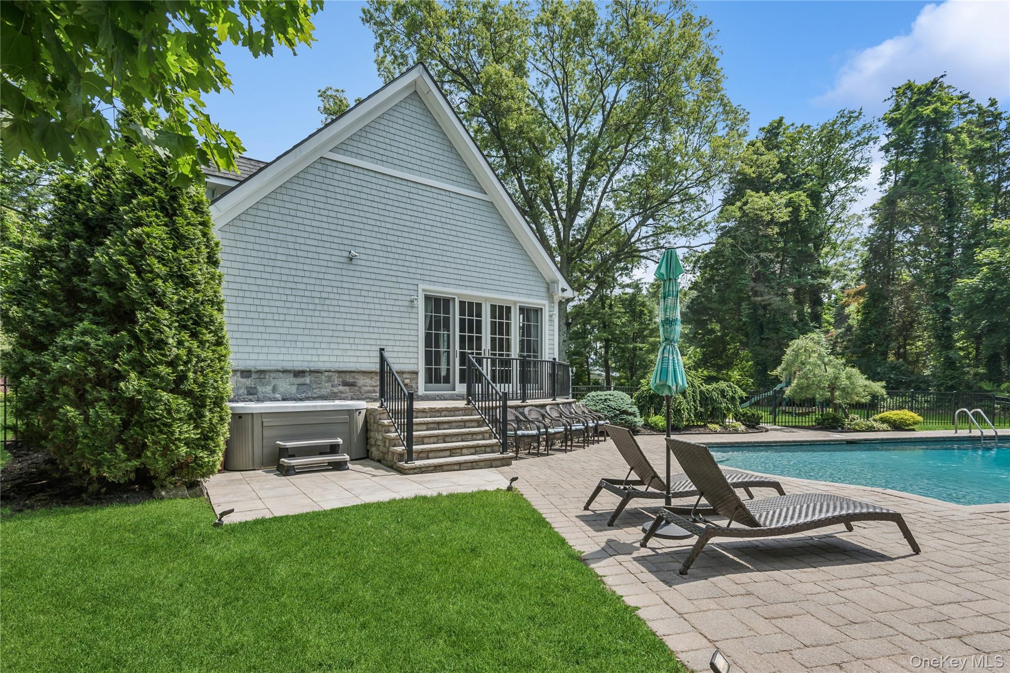 3 The Brae, Woodbury, NY 11797