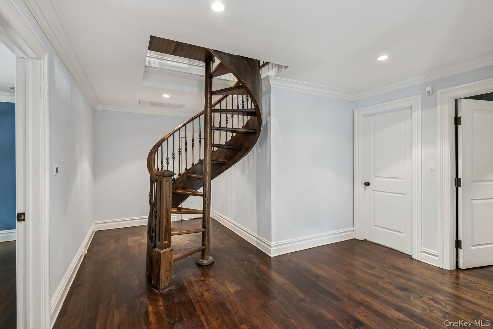 3 The Brae, Woodbury, NY 11797