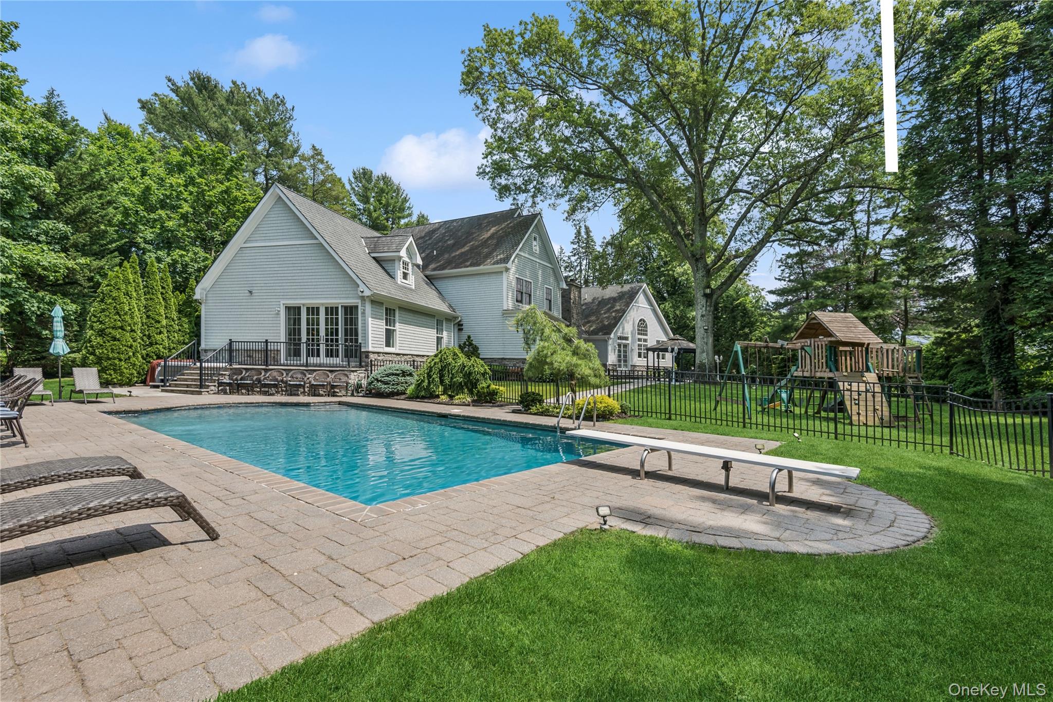 3 The Brae, Woodbury, NY 11797