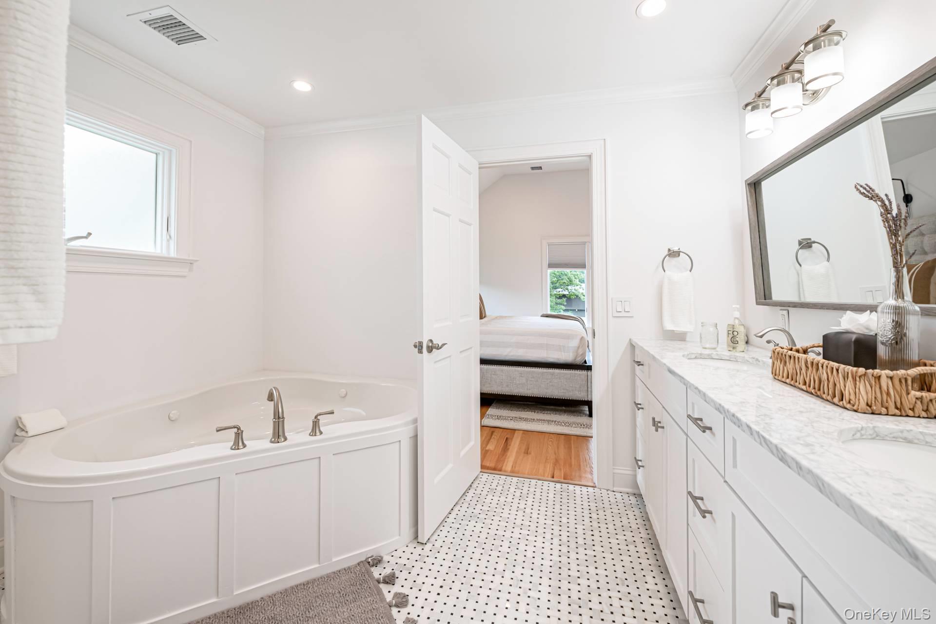 10 Pennant Lane, East Quogue, NY 11942