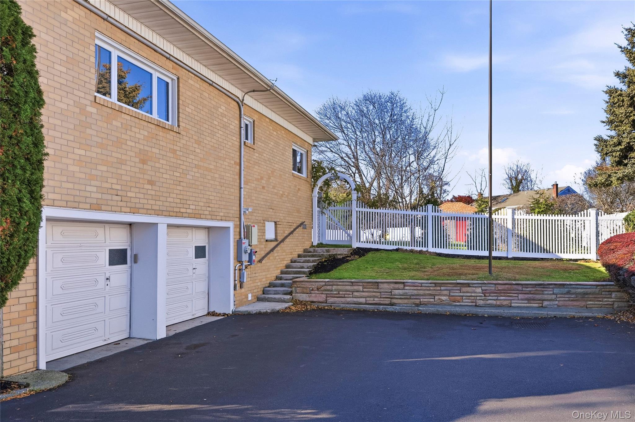 10 Hewitt Drive, Northport, NY 11768