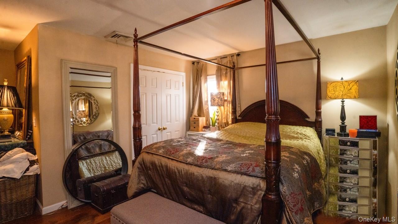 4 Galaxie Lane, Selden, NY 11784