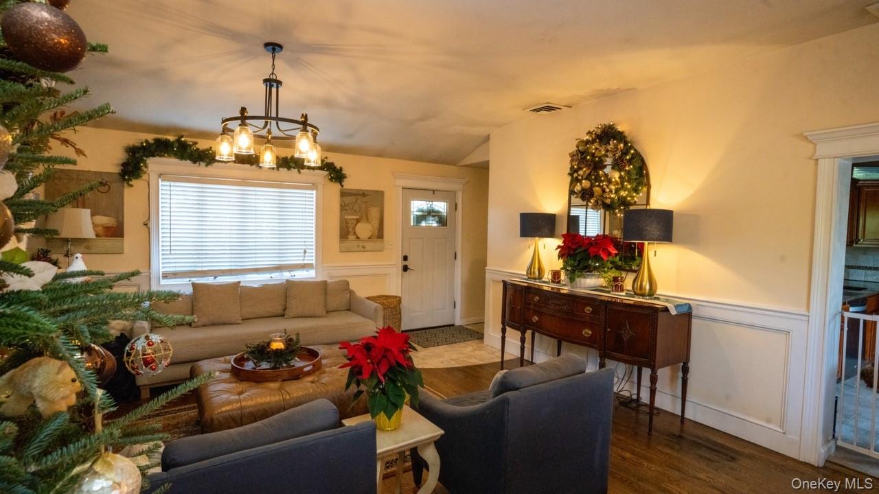 4 Galaxie Lane, Selden, NY 11784