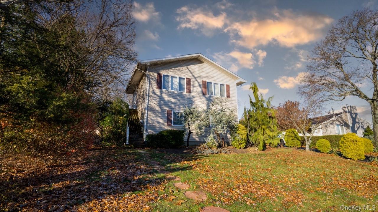 4 Galaxie Lane, Selden, NY 11784