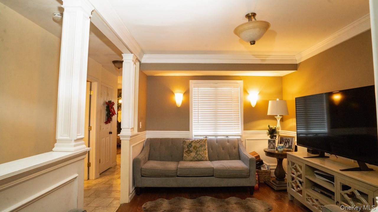 4 Galaxie Lane, Selden, NY 11784