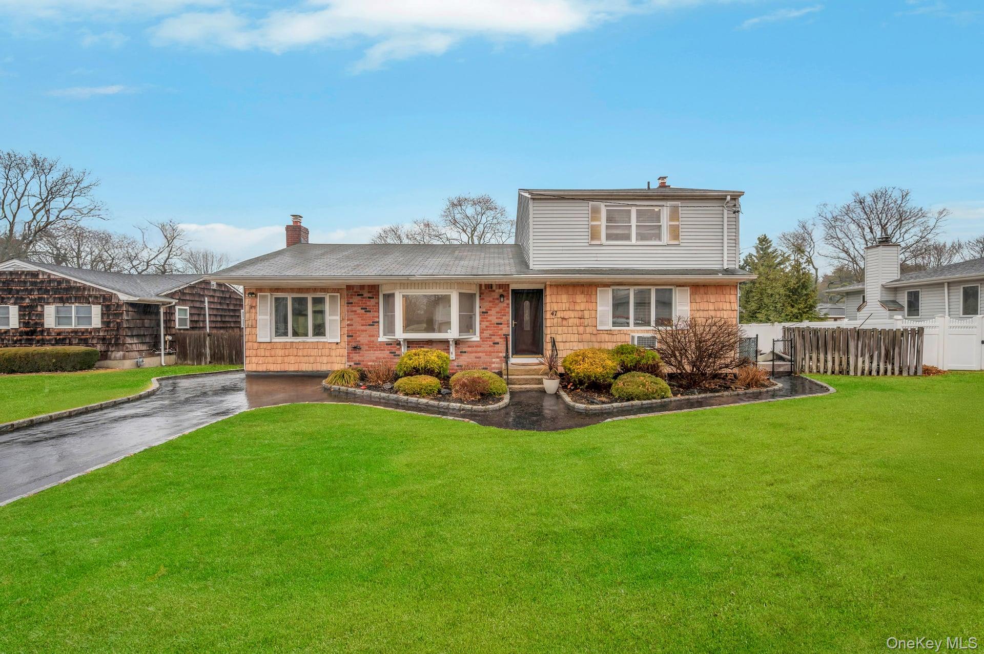 47 Pearsall Place, Deer Park, NY 11729