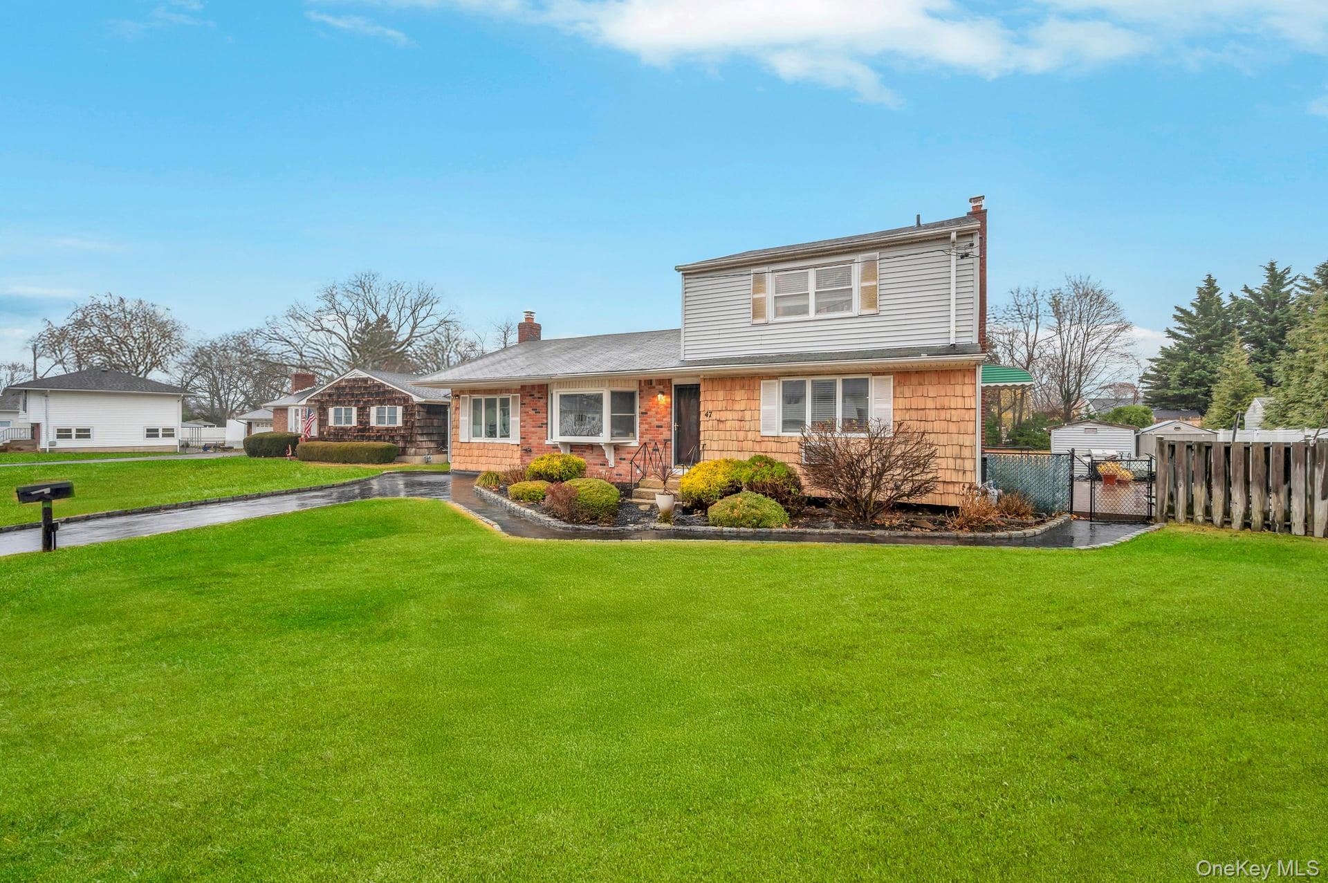 47 Pearsall Place, Deer Park, NY 11729