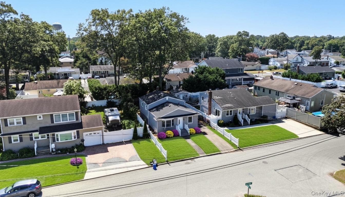 792 Glendale Road, Babylon, NY 11704