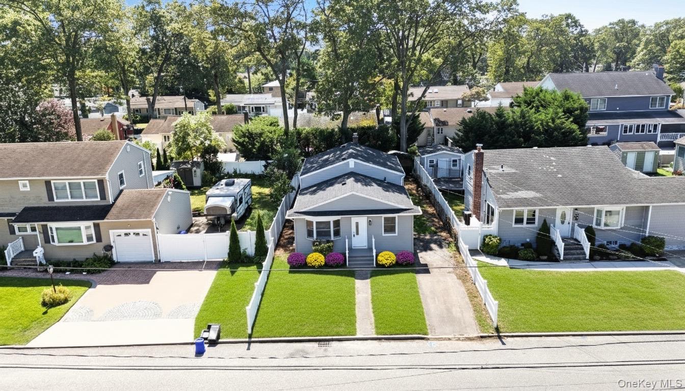 792 Glendale Road, Babylon, NY 11704