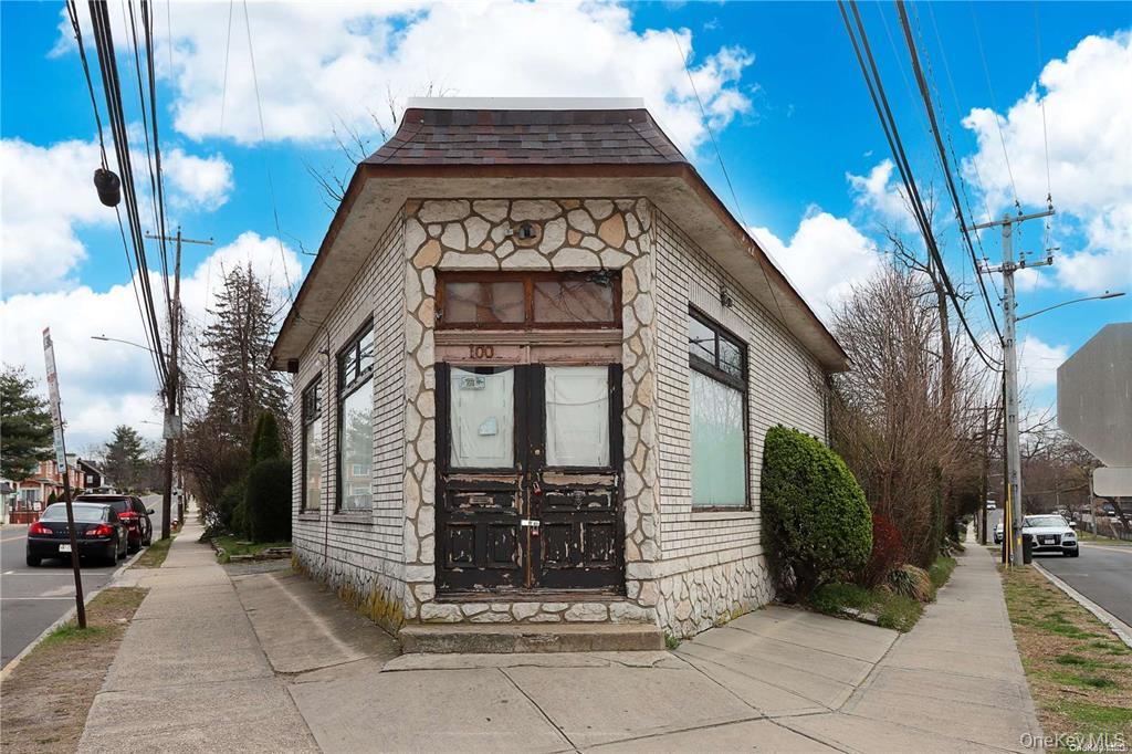 100 Steamboat Road, Great Neck, NY 11024