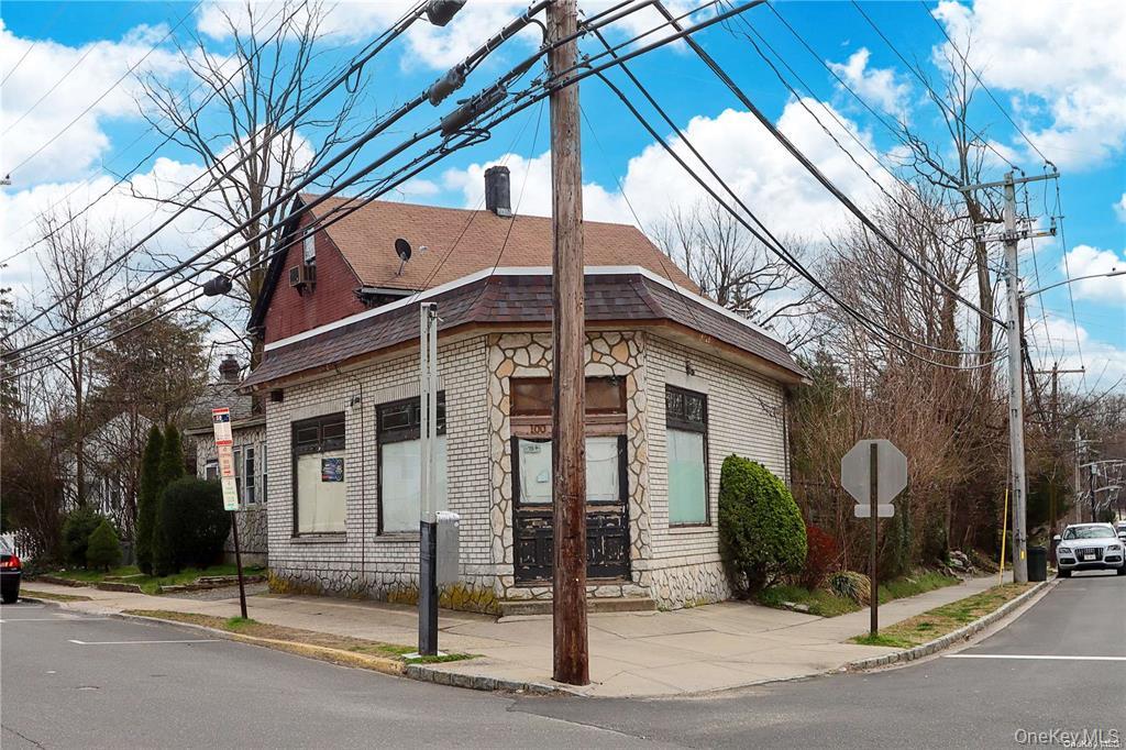 100 Steamboat Road, Great Neck, NY 11024