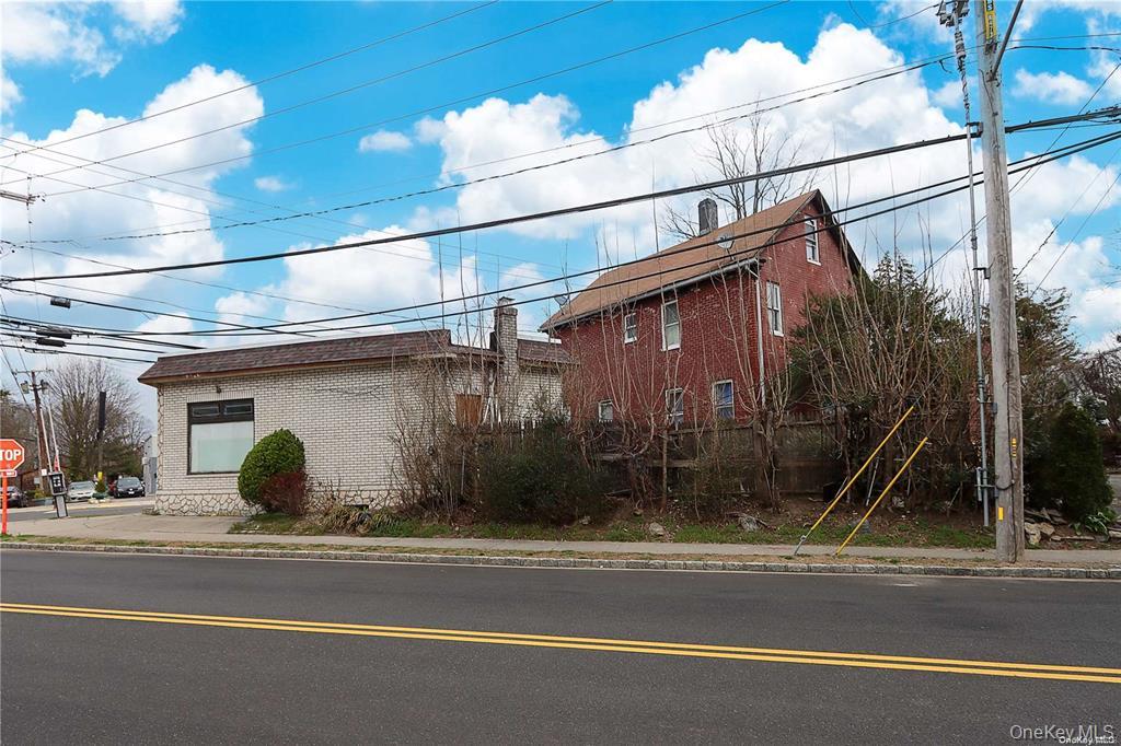 100 Steamboat Road, Great Neck, NY 11024