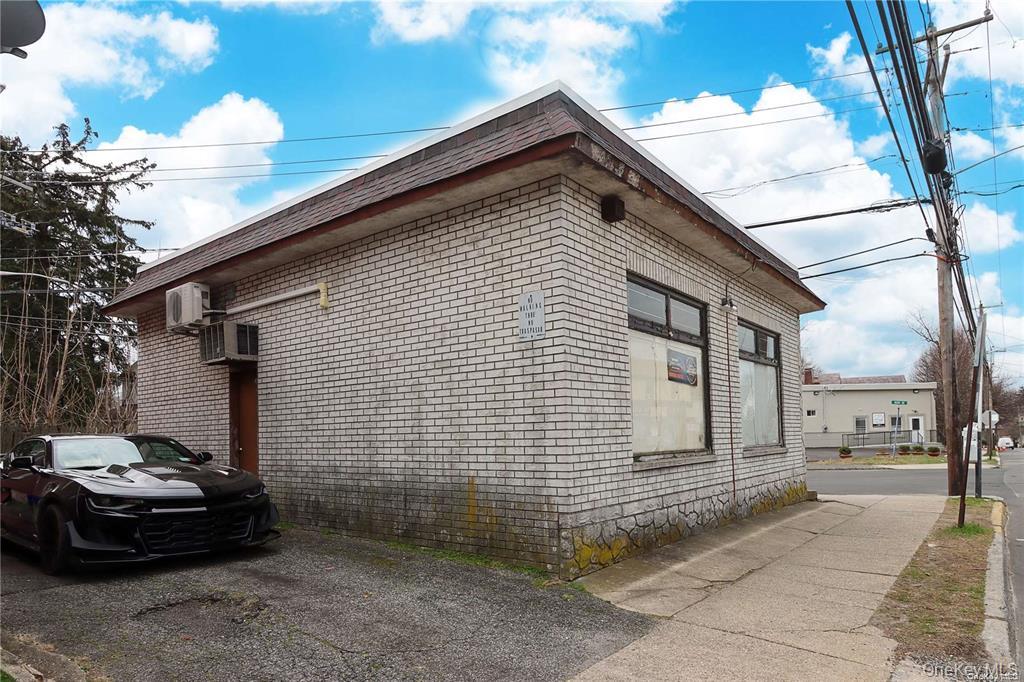 100 Steamboat Road, Great Neck, NY 11024