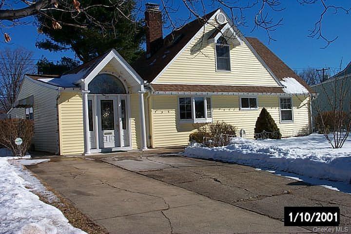 69 Cottonwood Lane, Westbury, NY 11590