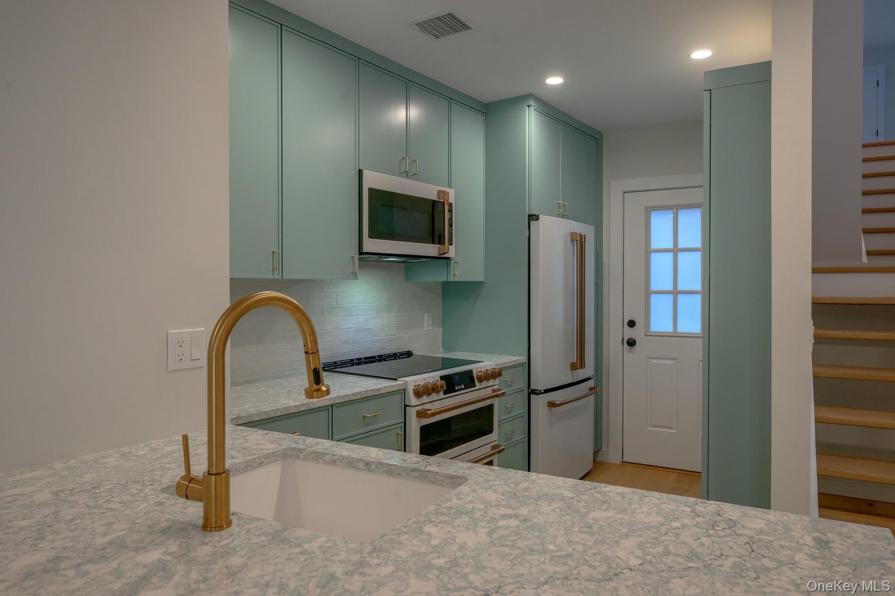 29 Fairway Place # 6, Montauk, NY 11954