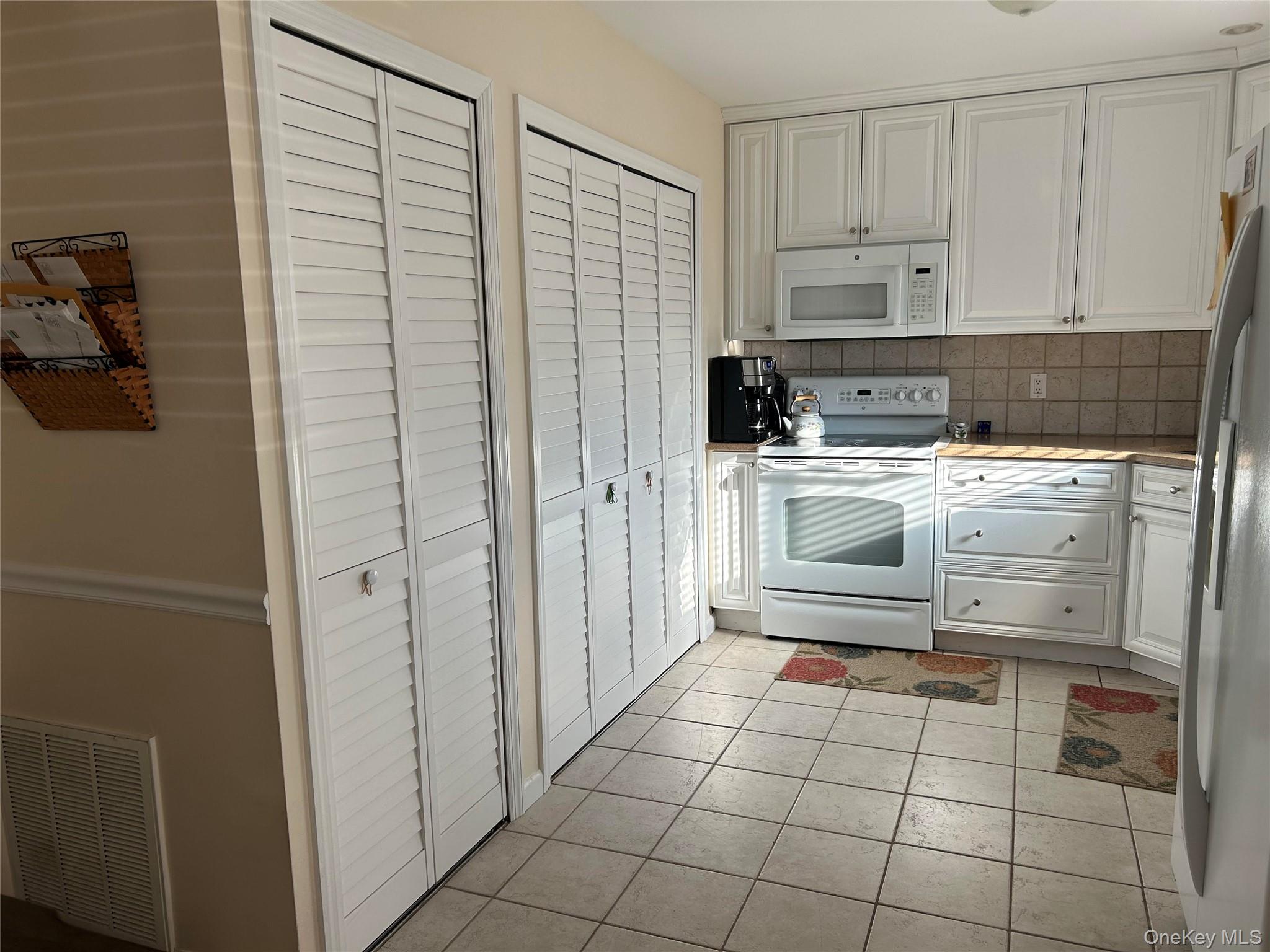 233B Springmeadow Drive # B, Holbrook, NY 11741