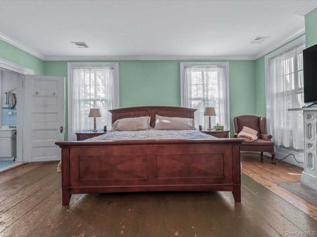 29 Center Drive, Douglaston, NY 11363