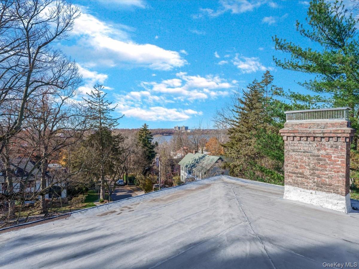 29 Center Drive, Douglaston, NY 11363