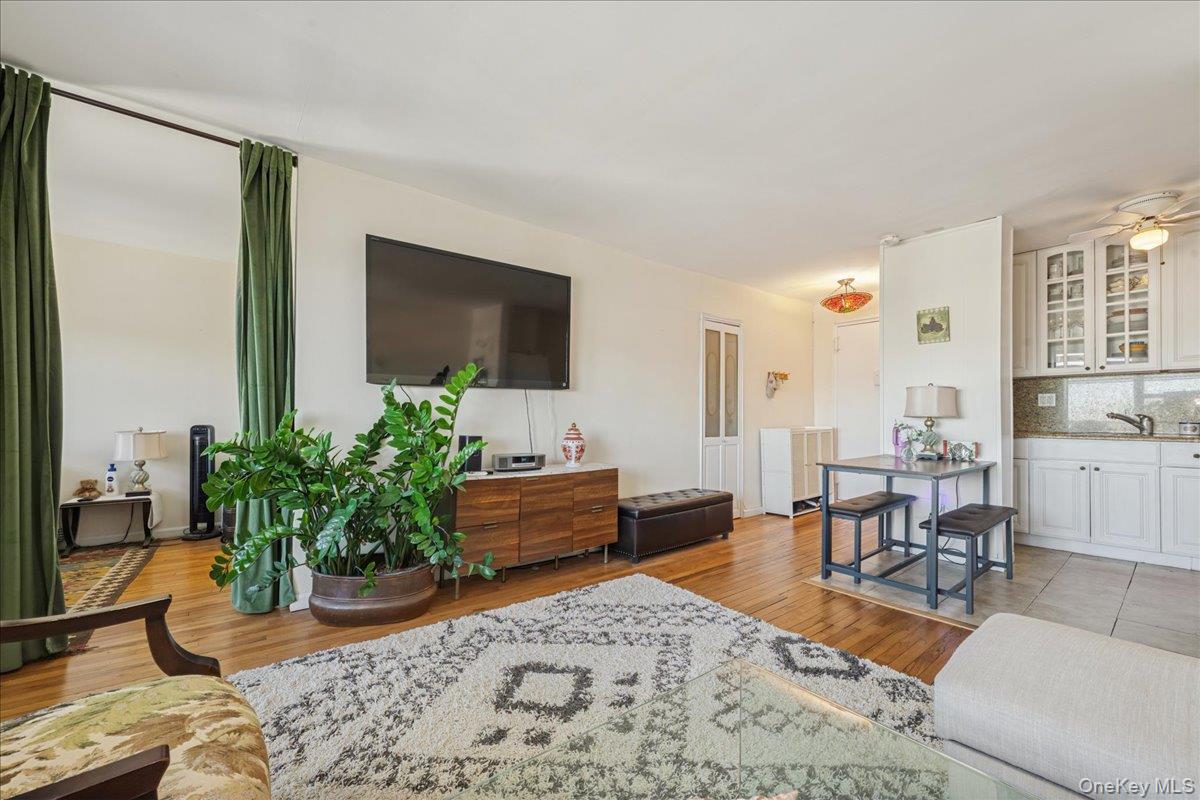 855 E Broadway # 4G, Long Beach, NY 11561