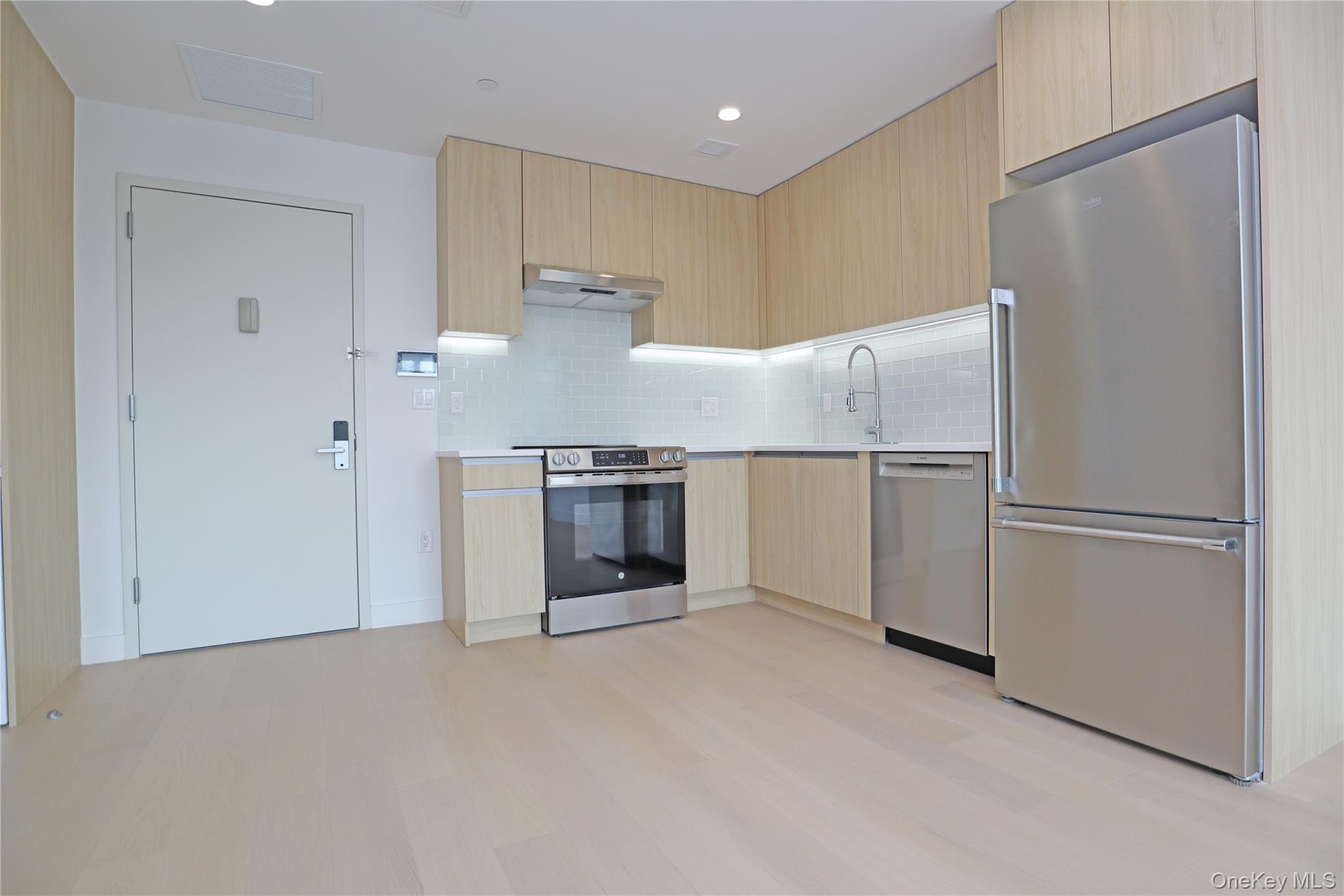 15002 Northern Bloulevard # 3F, Flushing, NY 11354