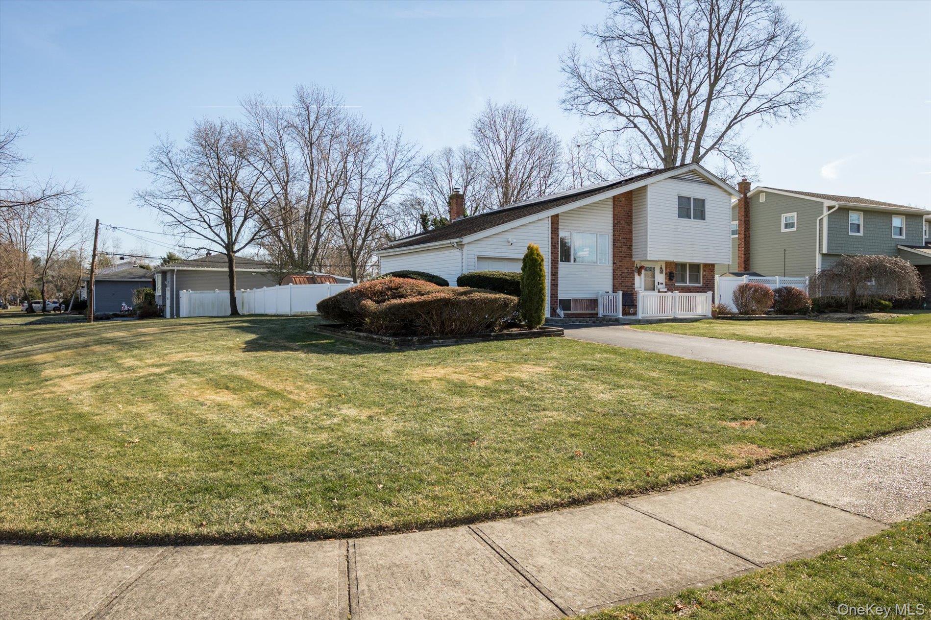 1 Shawnee Lane, Commack, NY 11725