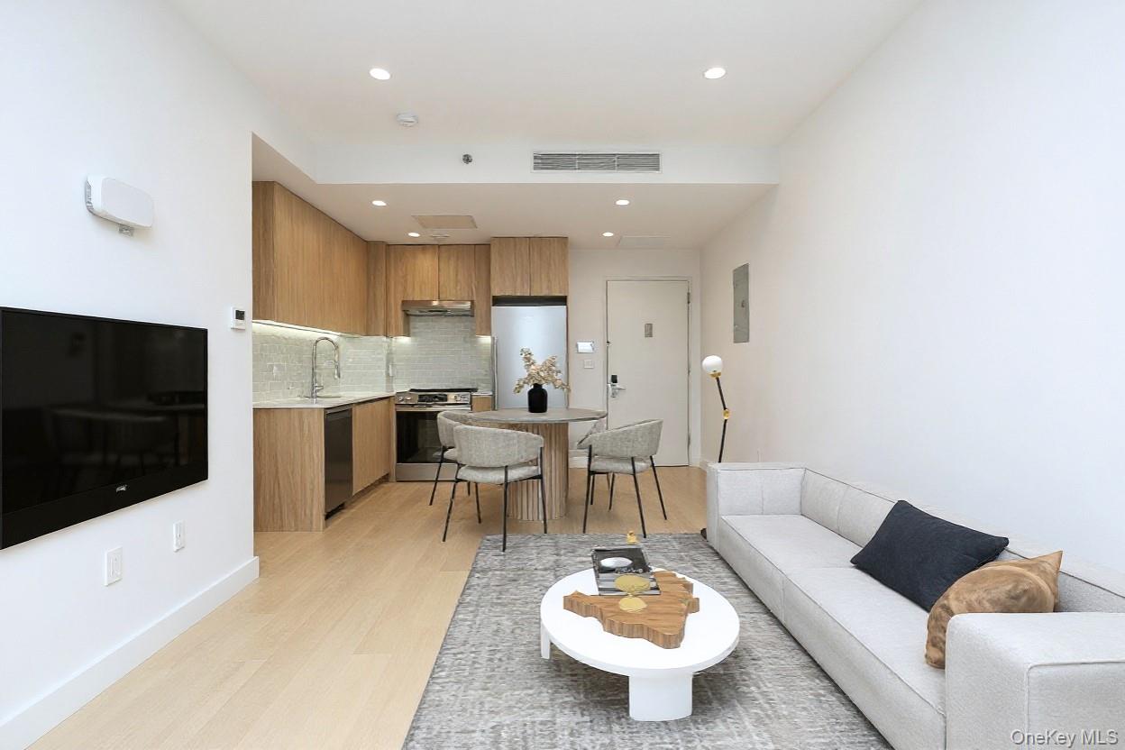 15002 Northern Bloulevard # 4G, Flushing, NY 11354