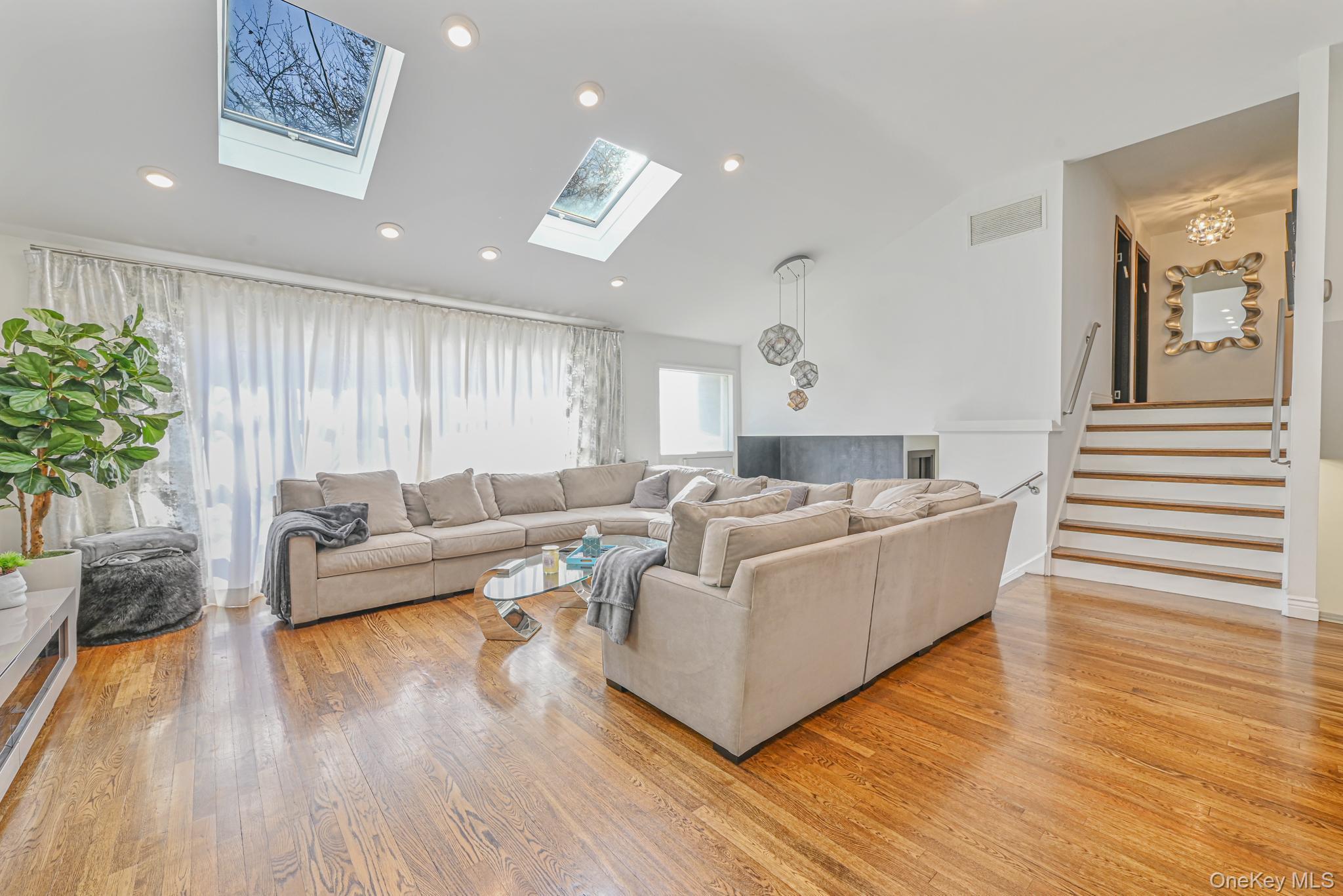 972 S End, Hewlett, NY 11598