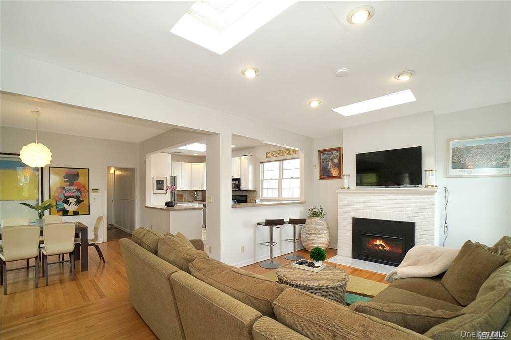 215 Roosevelt Boulevard, Long Beach, NY 11561