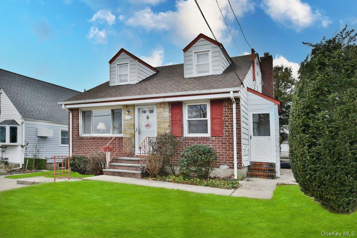 135 Barwick Boulevard, Mineola, NY 11501