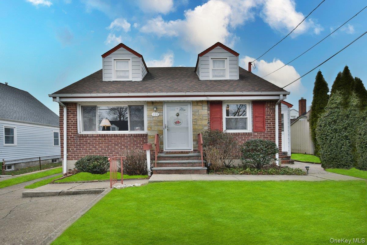 135 Barwick Boulevard, Mineola, NY 11501