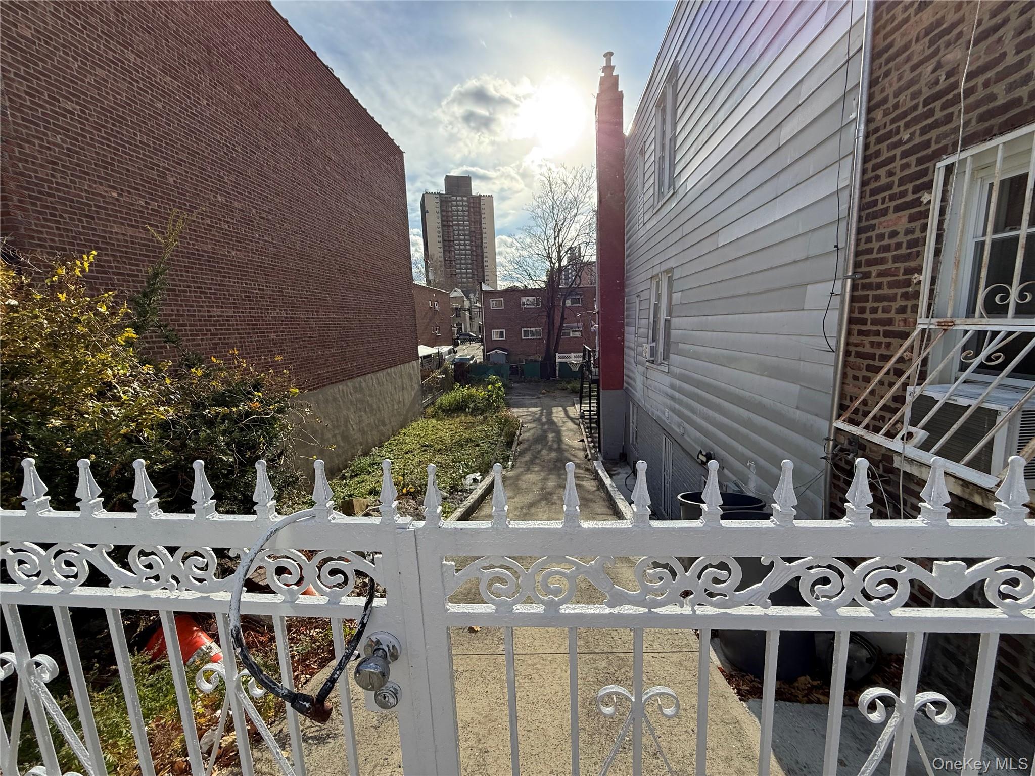 822 E 215th Street, Bronx, NY 10467