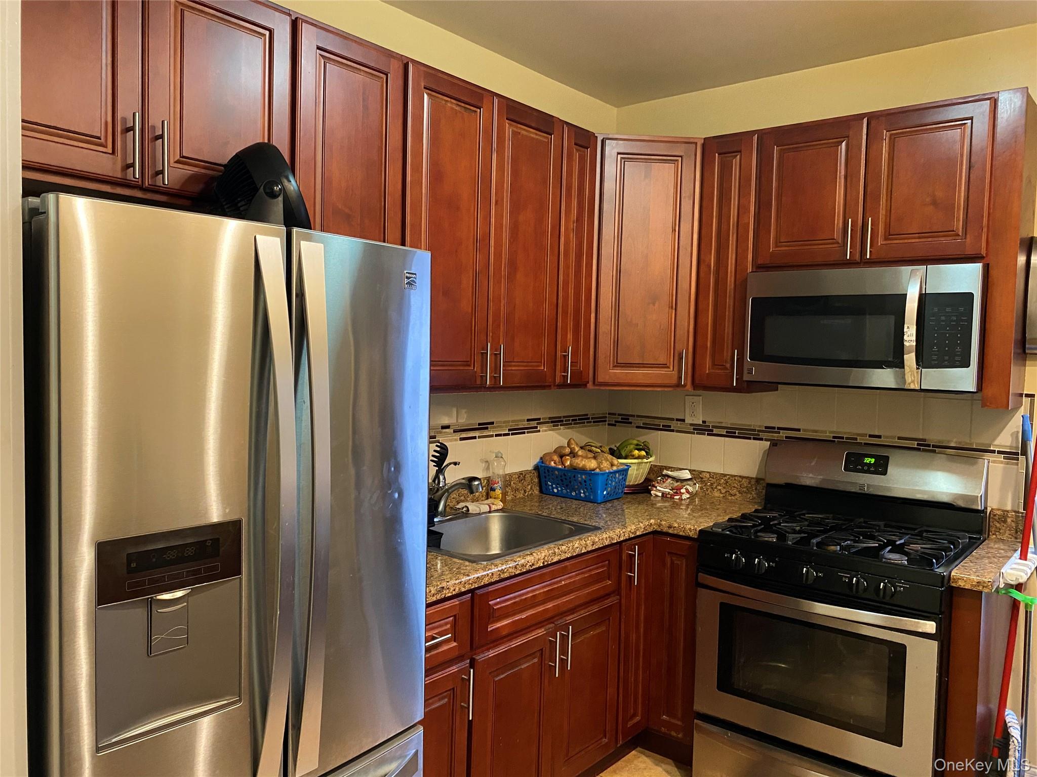 822 E 215th Street, Bronx, NY 10467