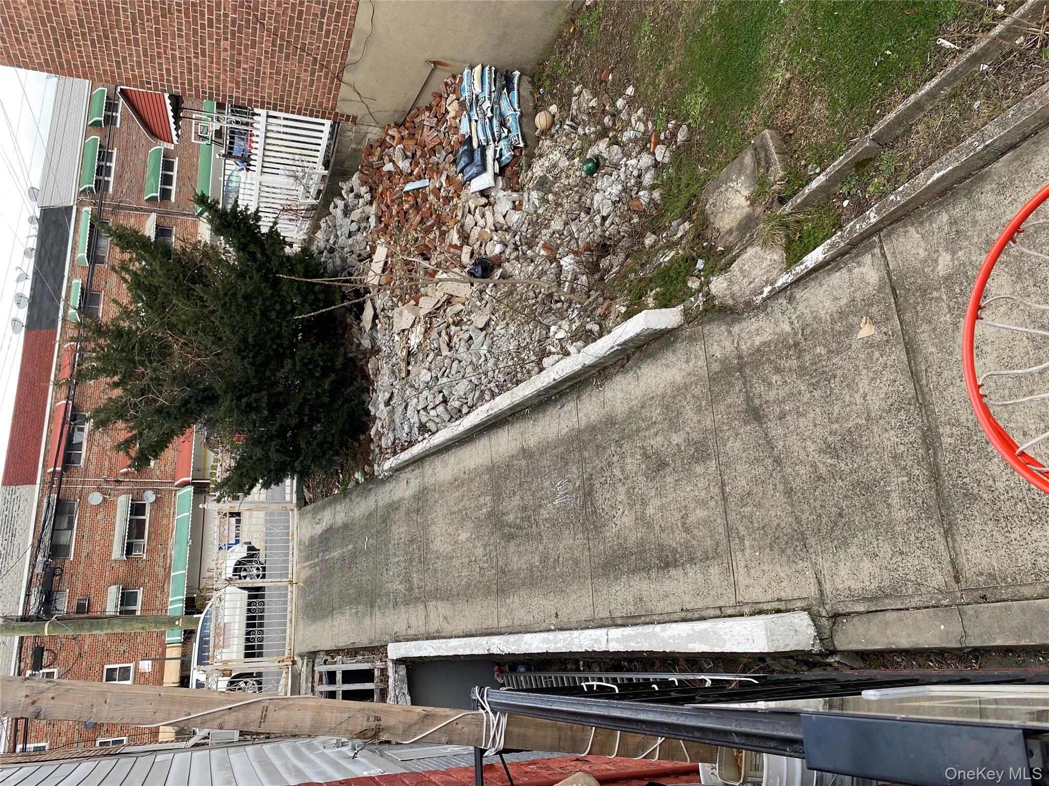 822 E 215th Street, Bronx, NY 10467