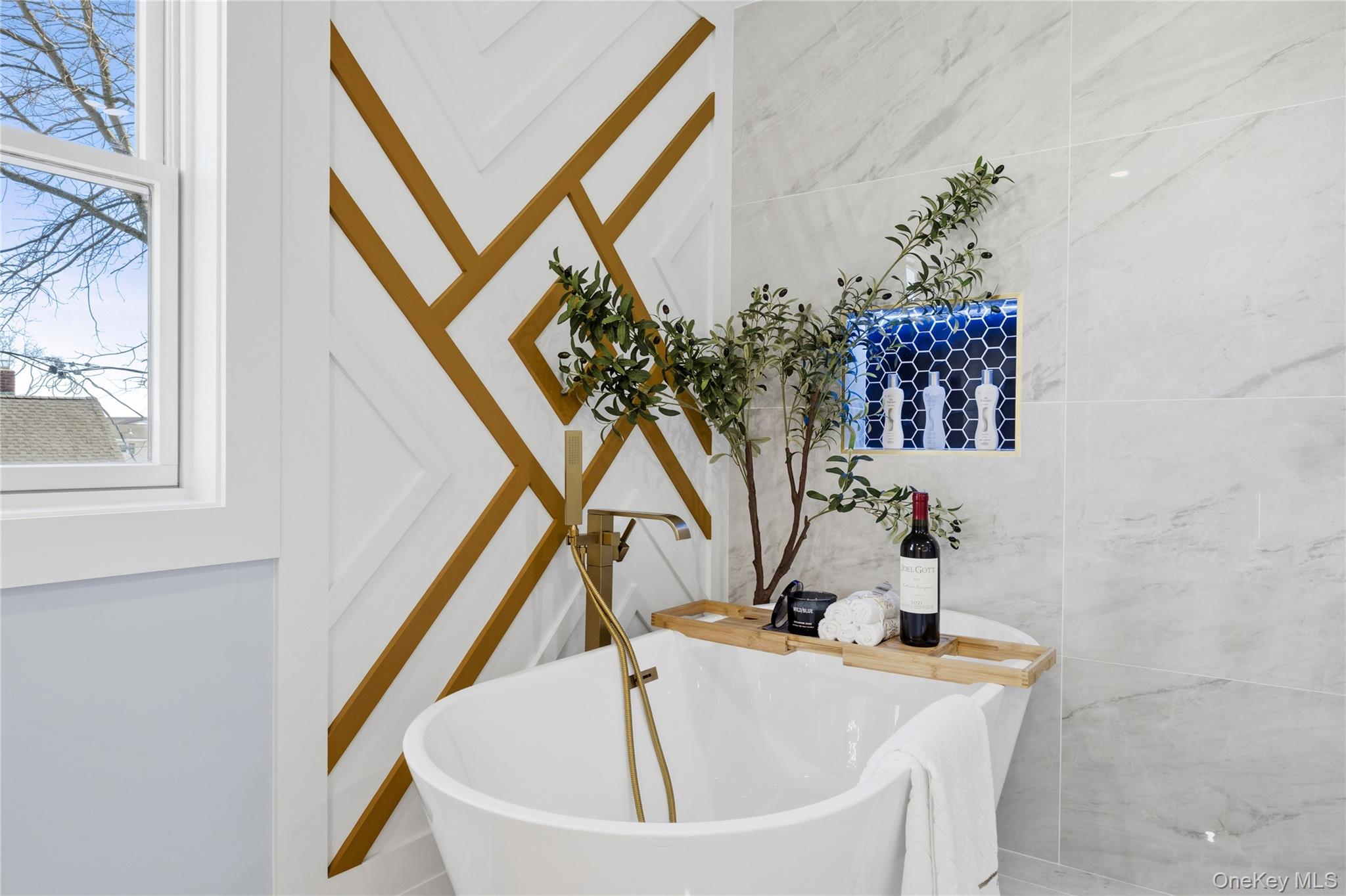 12 Friends Lane, Westbury, NY 11590