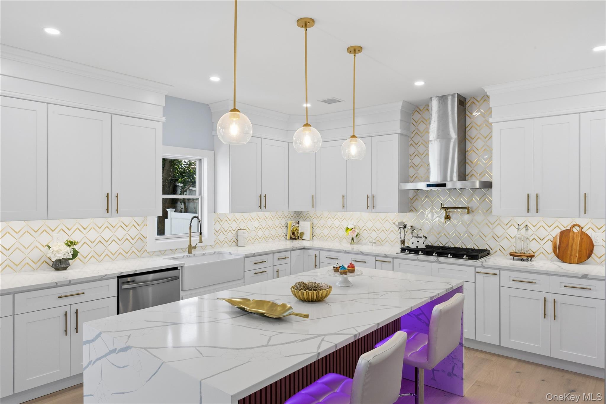 12 Friends Lane, Westbury, NY 11590