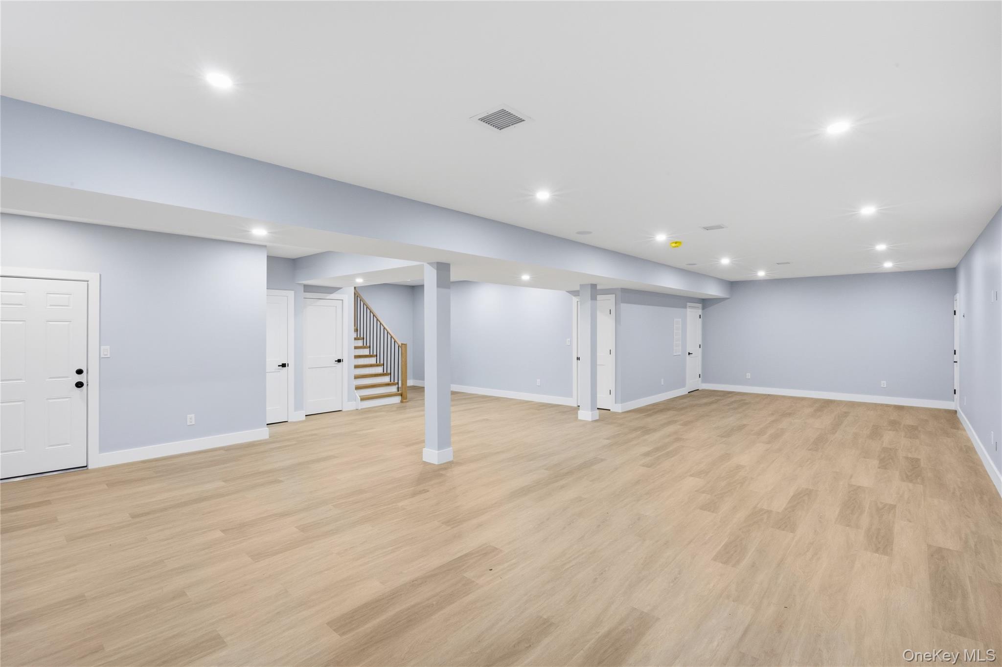 12 Friends Lane, Westbury, NY 11590