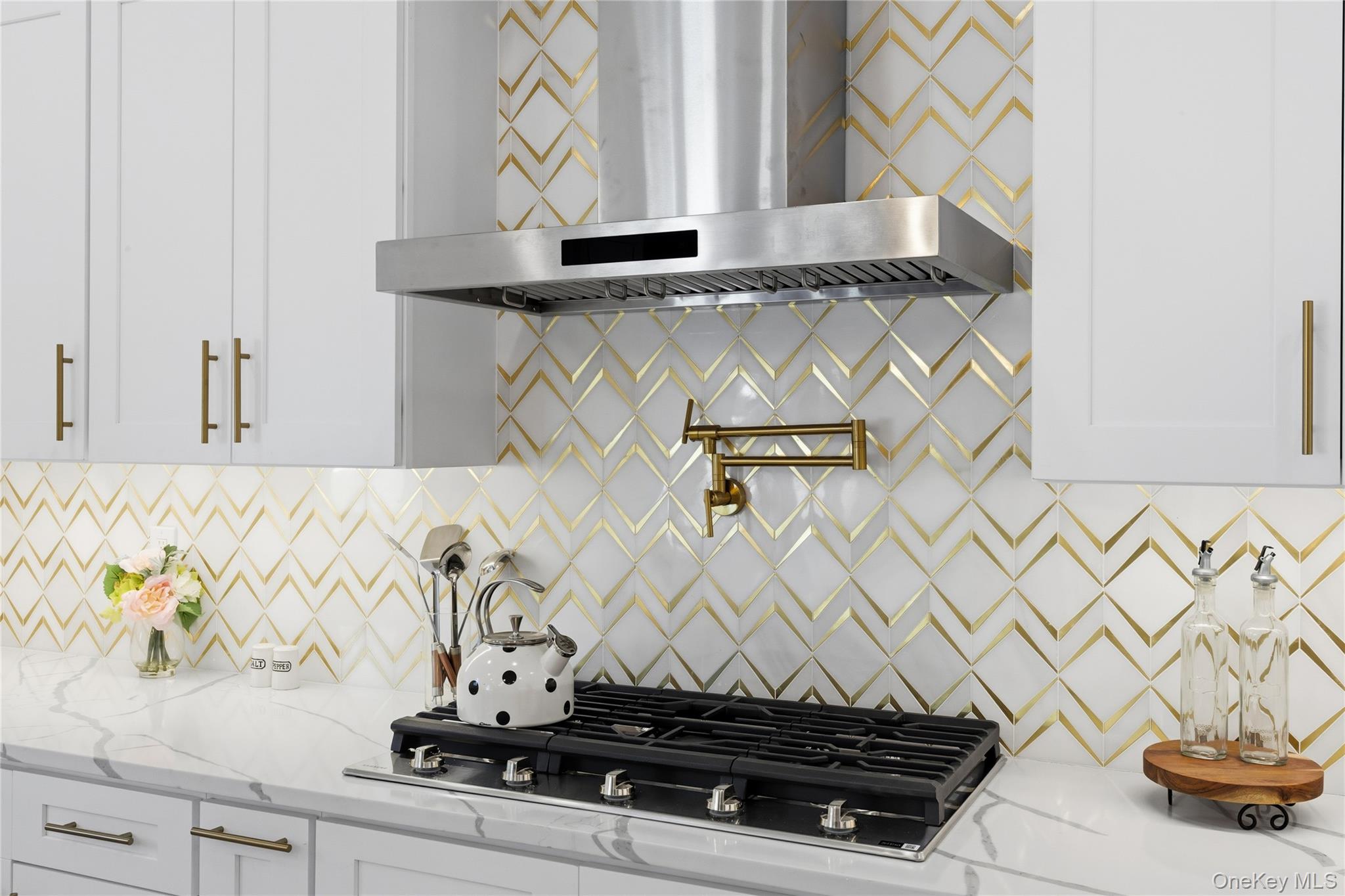 12 Friends Lane, Westbury, NY 11590