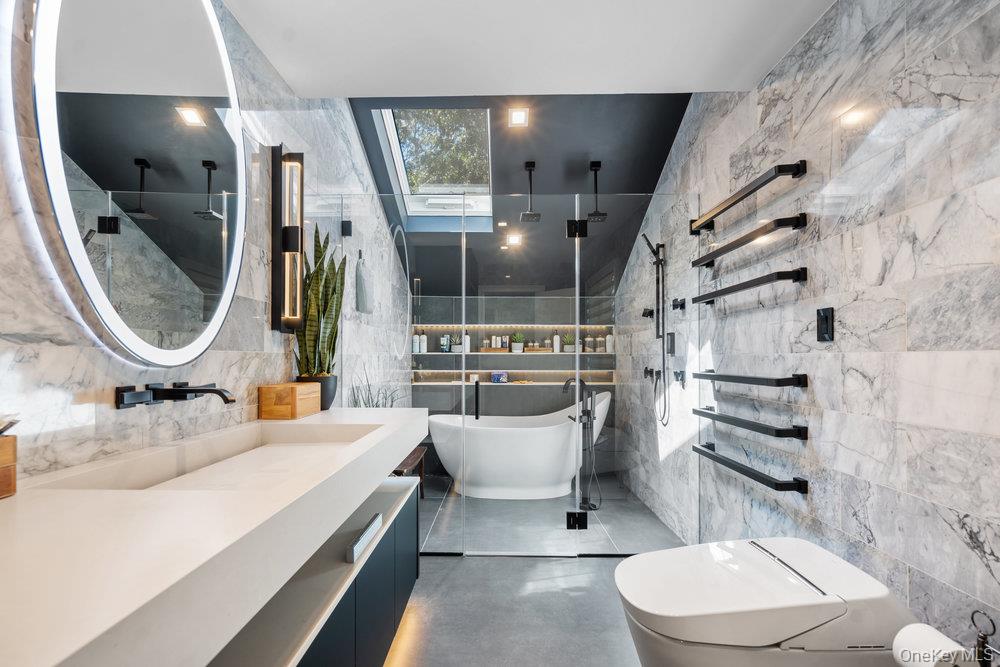 5 Coon Hollow Road, Lloyd Harbor, NY 11743