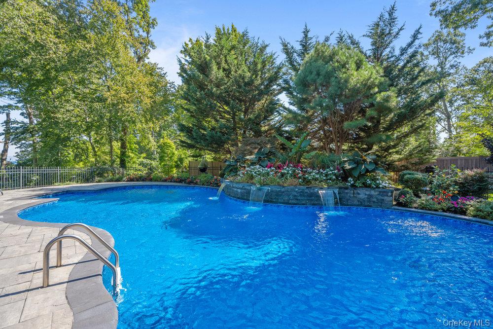 5 Coon Hollow Road, Lloyd Harbor, NY 11743