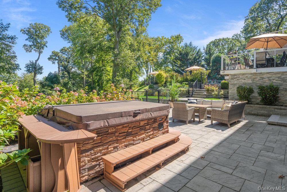 5 Coon Hollow Road, Lloyd Harbor, NY 11743