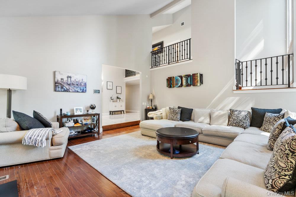 5 Coon Hollow Road, Lloyd Harbor, NY 11743