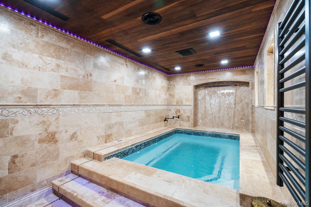 5 Coon Hollow Road, Lloyd Harbor, NY 11743