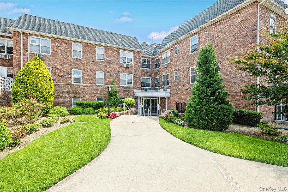 2 Fowler Avenue # 206, Lynbrook, NY 11563