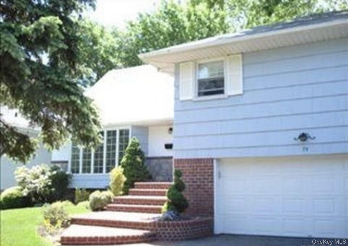 75 Melanie Lane, Syosset, NY 11791